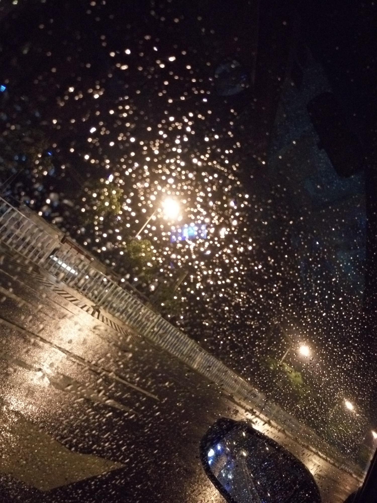 下雨天,mx5和路灯更配哦-摄影天地-flyme社区