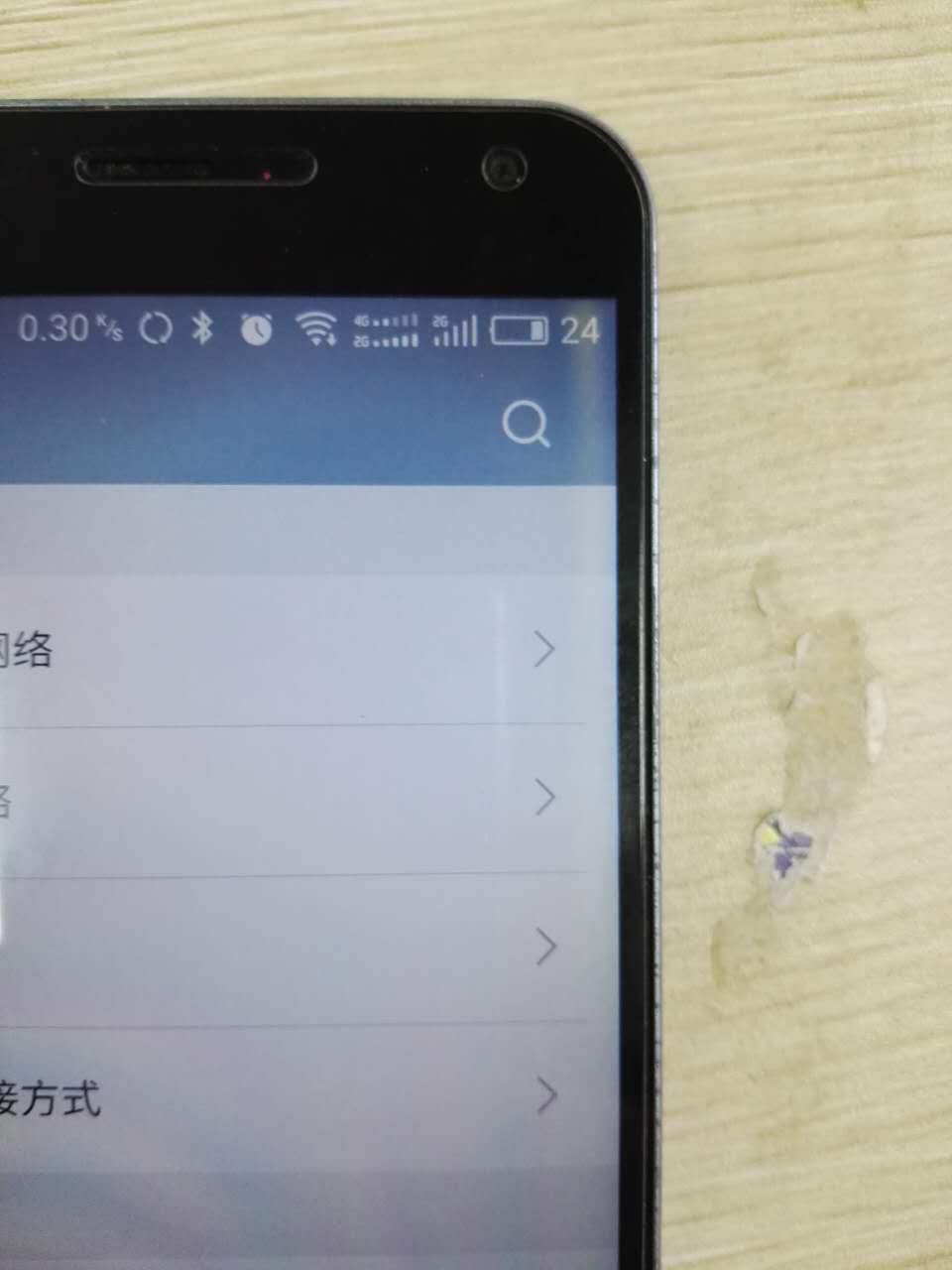 我的手机屏幕右上侧开始发黄了,一年没到,可以